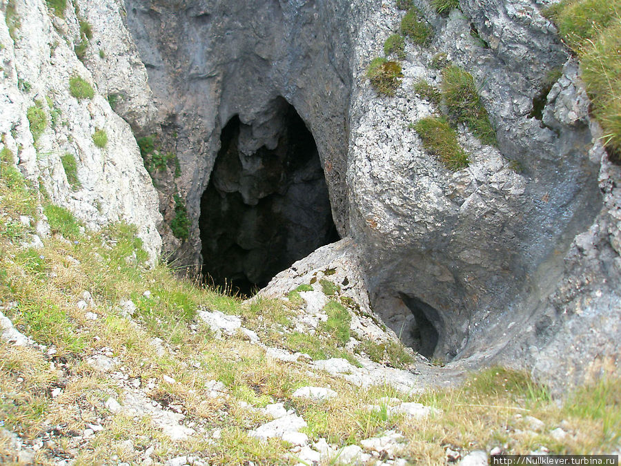 Пещера, идущая вниз Адыгея, Россия