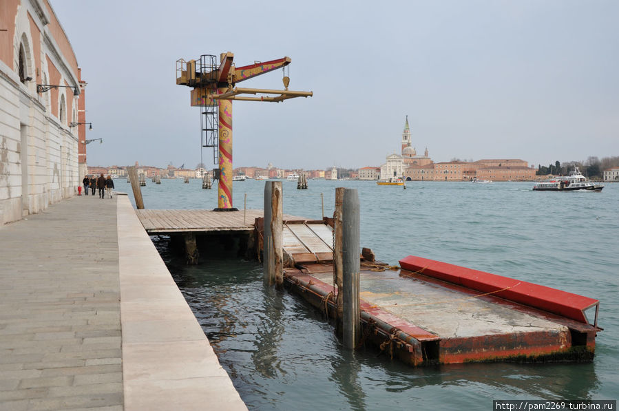 Кран у выставочного центра. Он и сам красивый. Венеция, Италия Кран у выставочного центра. Он и сам красивый. Венеция, Италия