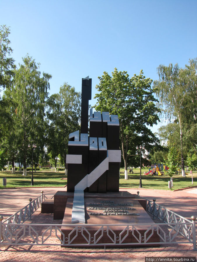 Памятник летчику Воробьеву при входе в парк. Луховицы, Россия