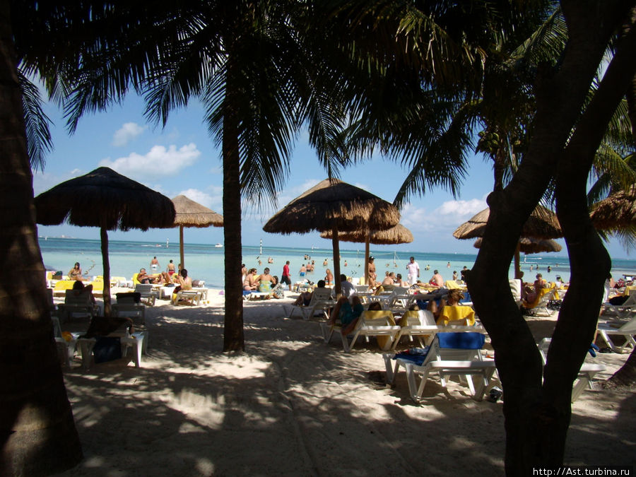 Вид на пляж со стороны бассейна. Канкун, Мексика