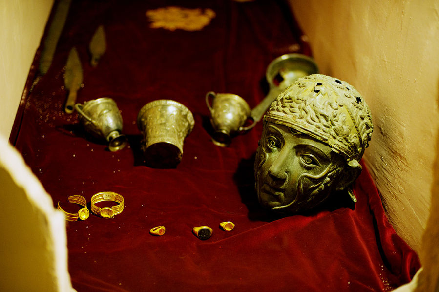 Шлем-маска из кургана Визе, 1-й век н. э. На передней панели есть мифологические сцены: Сцилла, самое ужасное морское чудовище, разбившее корабль Одиссея. Шлем-маска из кургана Визе, 1-й век н. э. На передней панели есть мифологические сцены: Сцилла, самое ужасное морское чудовище, разбившее корабль Одиссея.