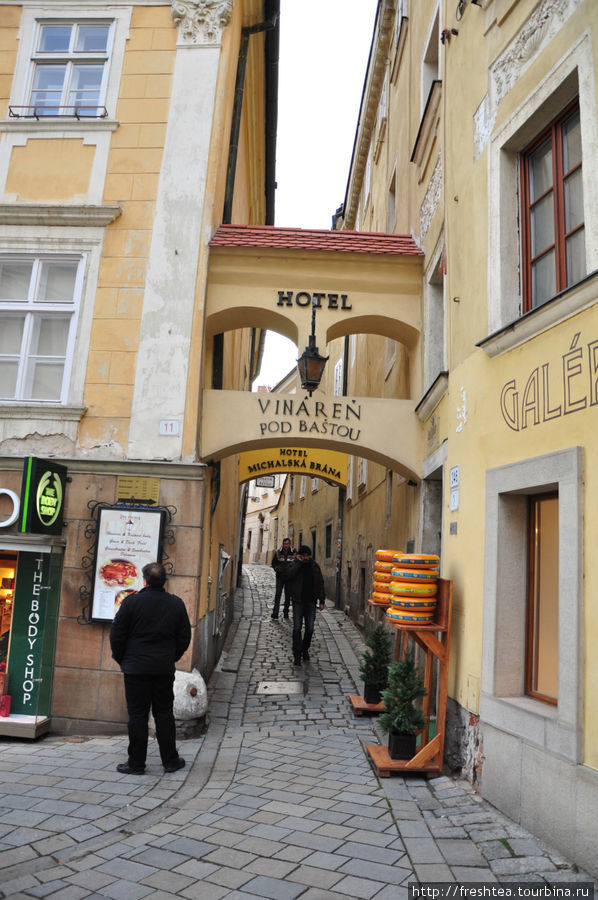 Вокруг Михалской браны — еще несколько старинных зданий, свидетелей средневекового периода в истории Братиславы: винный ресторан Под башней и отель Михайловы ворота. Братислава, Словакия