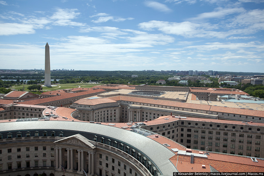 С другой стороны от Капитолия — центр торговли и карандаш — мемориал Джорджа Вашингтона. Вашингтон, CША