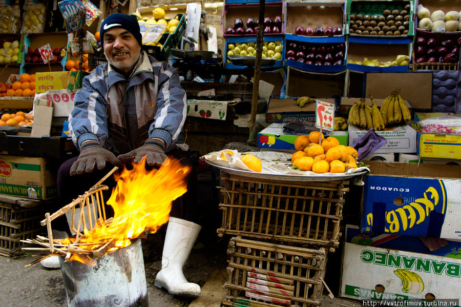 Утро. Греющийся торговец фруктами. Каир, Египет
