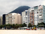 Ведь это самый знаменитый пляж  Рио-де-Жанейро  — Копакабана
