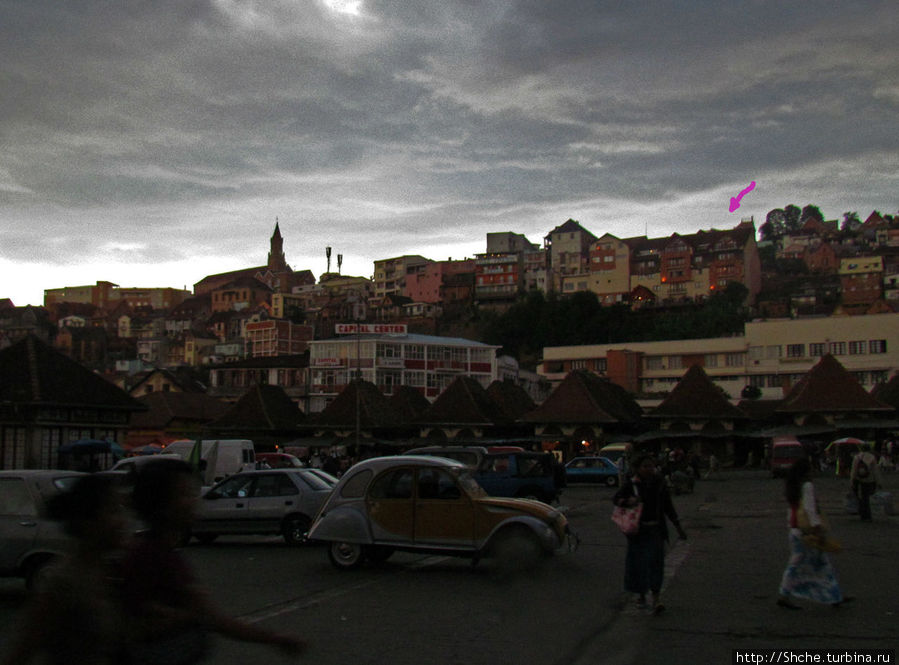 Мы вечером проезжали вдоль рынка, и гид, указав на гору справа, сказала: Мы вечером проезжали вдоль рынка, и гид, указав на гору справа, сказала: