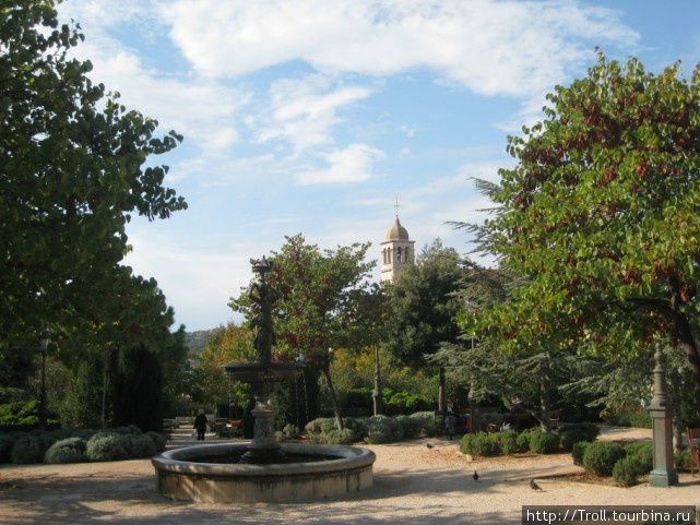 Фонтанчик, клумбы, шпалеры растительности и эстетически радующая глаз церковь Шибеник, Хорватия