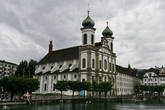 Церковь иезуитов, возведенная в 1666-1669 г., считается старейшим в стране зданием в стиле барокко.