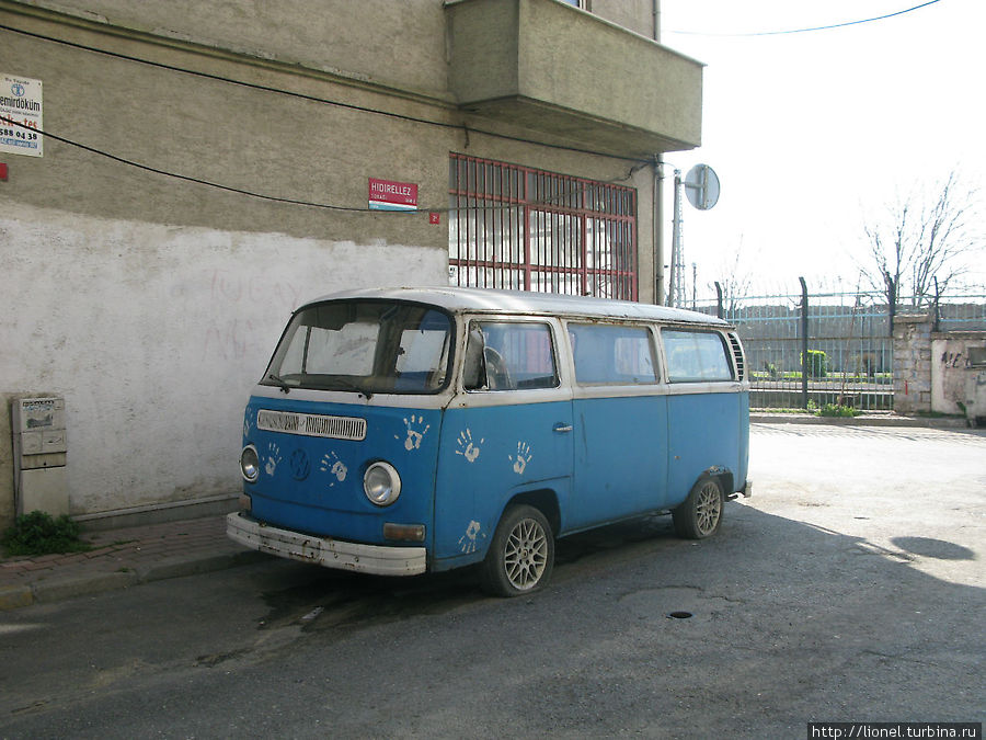 Тот самый синий фургончик. Думаю, он фотографировался всеми обитателями дома АВП, у коих были фотоаппараты. Стамбул, Турция