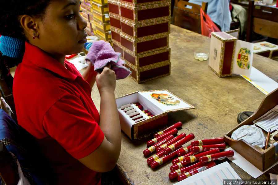 Фасовка штучных сигар Гавана, Куба