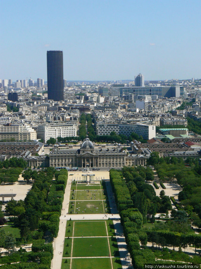 Марсово поле заканчивается Военной школой, а вдали возвышается башня Монпарнас. Париж, Франция