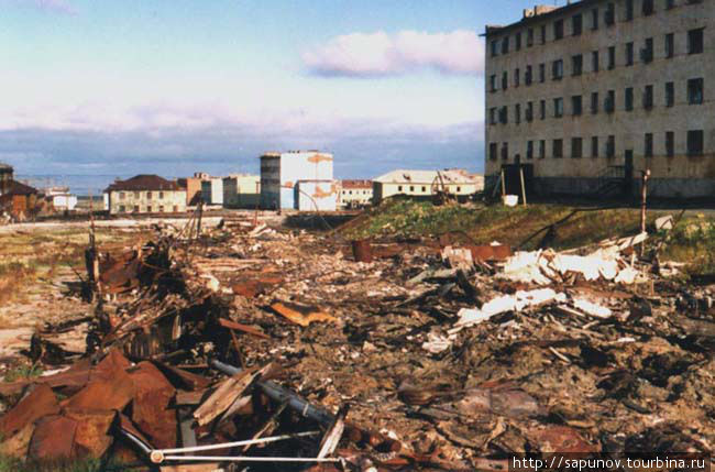 Вид на главную площадь посёлка военных летчиков. Разрушено всё... Тикси, Россия