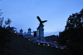 Мифическая птица Турул на ограде Королевского дворца — символ династии Арпадов, основателей Венгерского государства.