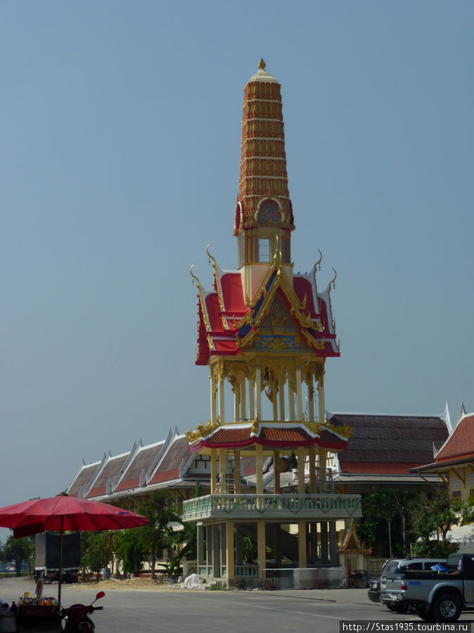 Колокольня в храме Ват Сат Тхат Тен.