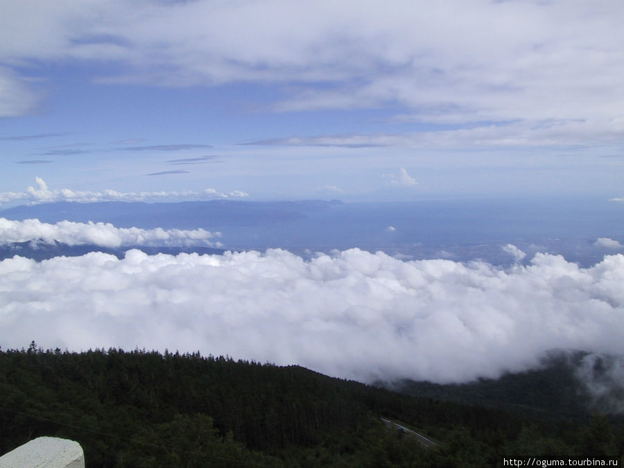 Тут я уже вернулся на 5-ю станцию и не удержался чтобы не сфотографировать живописные облака Фудзияма (вулкан 3776м), Япония