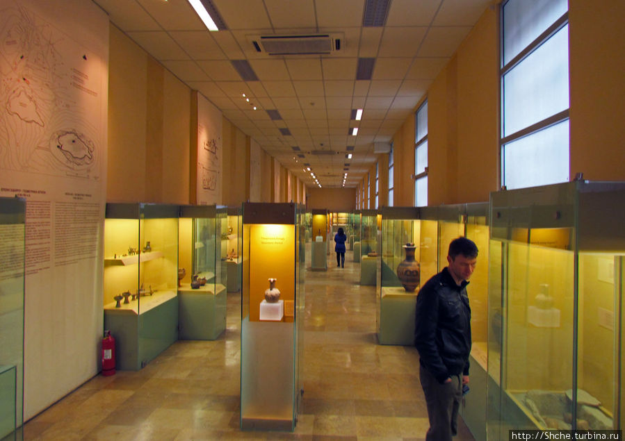 А внутри обычный музей, но с очень богатой экспозицией Афины, Греция