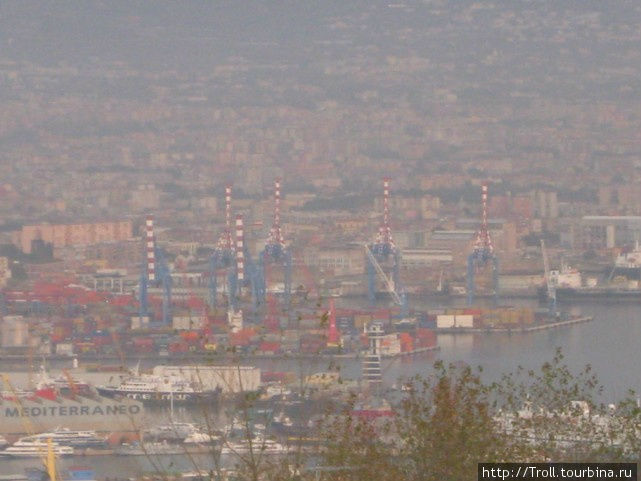 Порт, издалека выглядящий как сборище жирафов с полосатыми шеями Неаполь, Италия