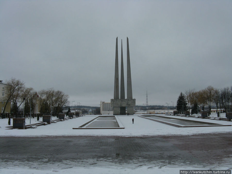 Площадь Победы. Монумент, получивший в народе название Штыки. Витебск, Беларусь