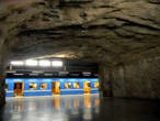 Некоторые станции подземки действительно были оформлены необычно, но совсем немногие.