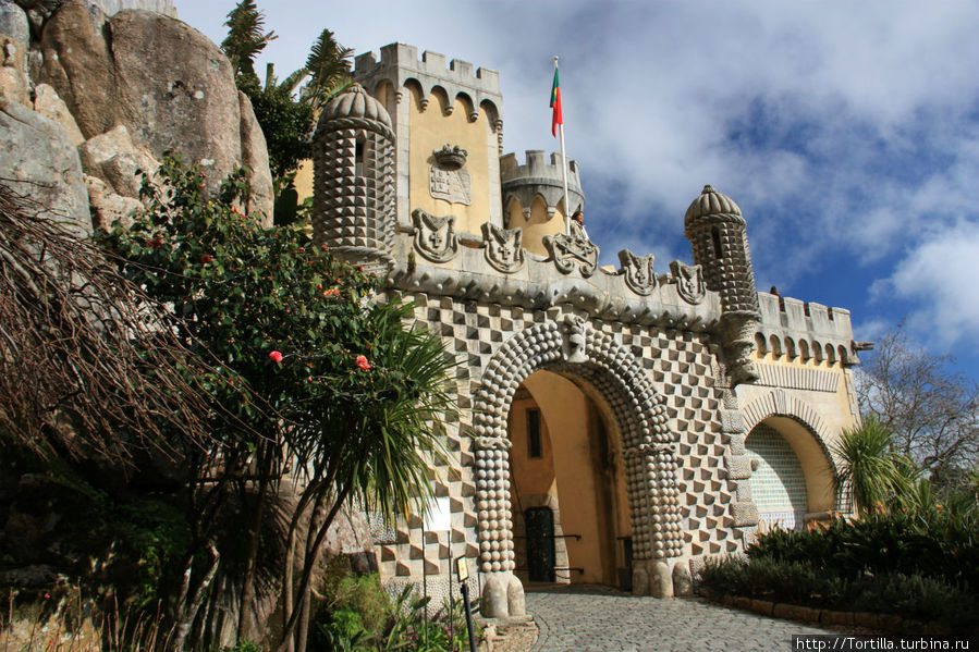 Португалия. Синтра
Дворец Пена [Palacio Nacional da Pena] 
Арка на входе во дворец. Синтра, Португалия