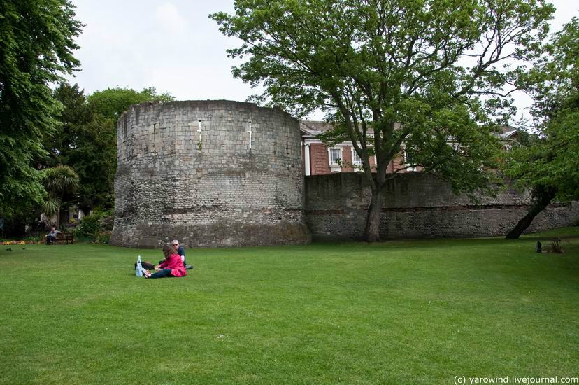 Башня Малтенгуляр (Multangular) крепостной стены была западной башней защитной стены римского гарнизона. Хорошо видны различия в кладке – более старая мелкая внизу, и более крупная, современная сверху. Йорк, Великобритания