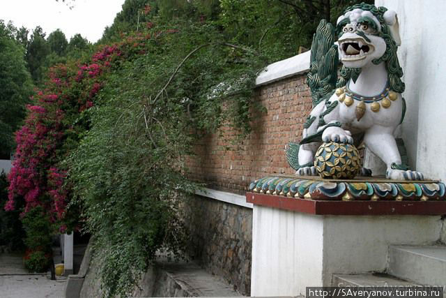 Ворота монастыря Каньинг Шедруп Линг Катманду, Непал