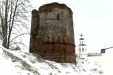 Последняя уцелевшая оборонительная башня Богородицкого монастыря.