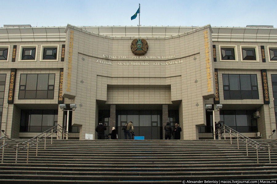 Здание наиональной библиотеки в центре Астаны. Акмолинская область, Казахстан