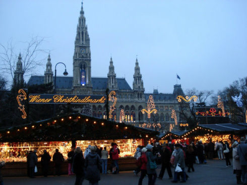 Рождественская ярмарка около ратуши самая любимая Вена, Австрия