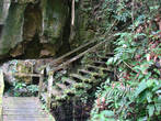 Лестница ведущая к пещерам Ниах