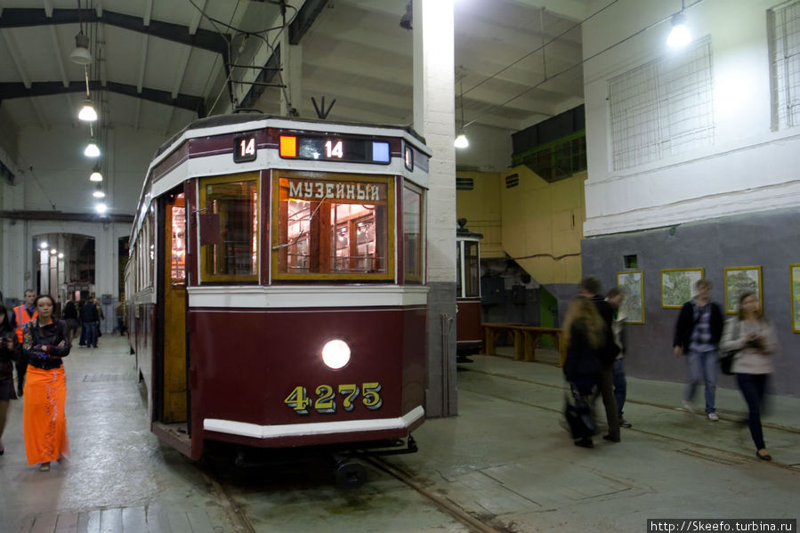 Старые трамваи, на мой взгляд иногда куда приятнее выглядят, чем современные. Санкт-Петербург, Россия