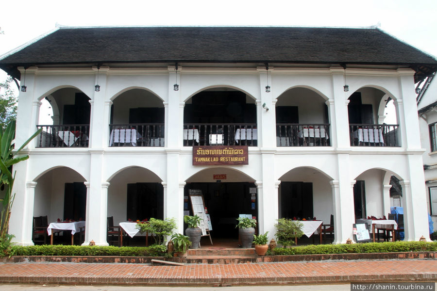 Здание в классическом французском колониальном стиле Луанг-Прабанг, Лаос