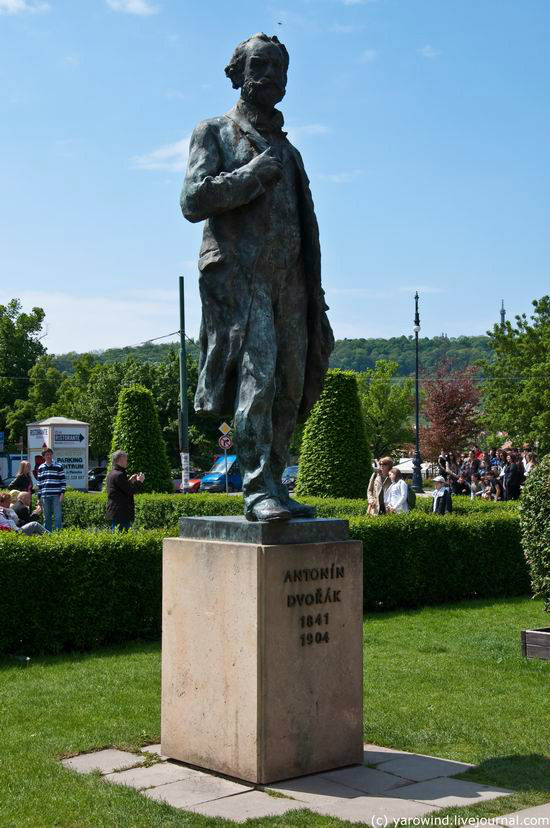 Здесь есть несколько памятников.
Композитору Антонину Дворжаку Прага, Чехия