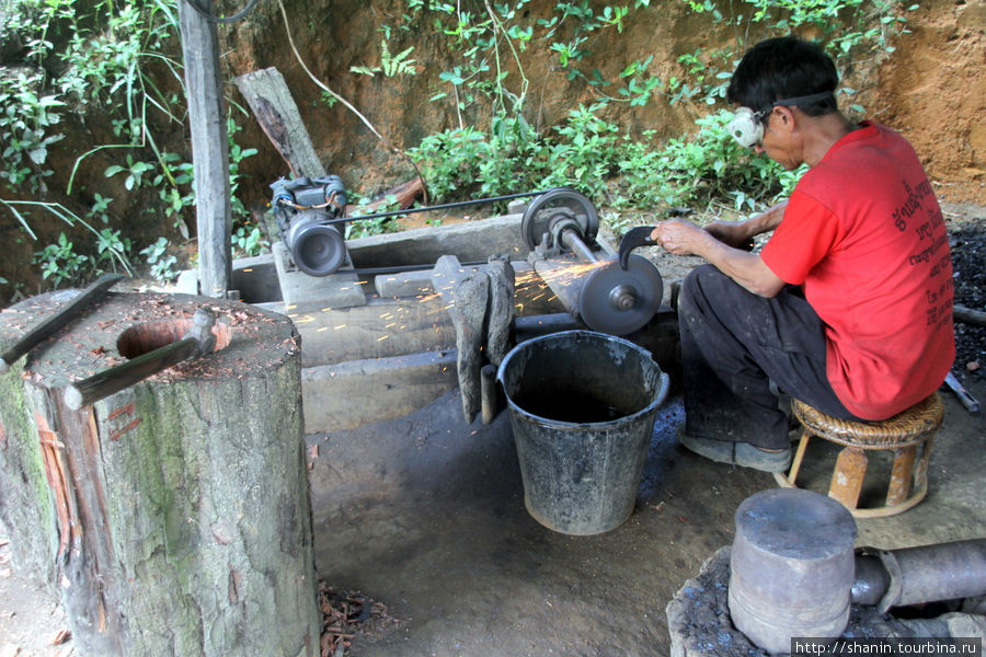 Перекуем боеприпасы на плуги и серпы Провинция Сиенгкхуанг, Лаос