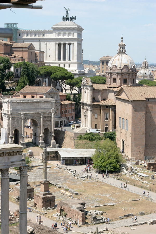 На фотографии поместилось как минимум три эпохи. На фотографии поместилось как минимум три эпохи.