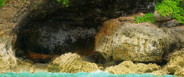 небольшие пещеры в отвесных прибрежных скалах..