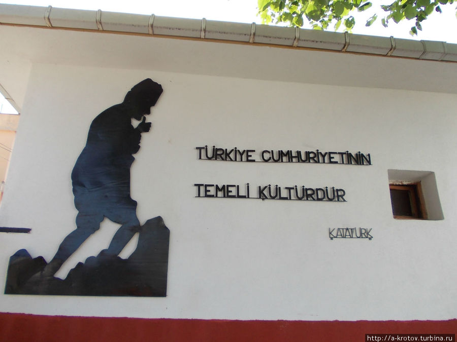 ещё одно изображение (каноническое), на стене школы. Вождь, взбираясь на какую-то гору (холм), думает о будущем Турции... Турция