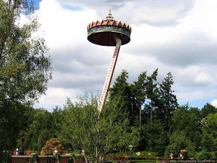 Пагода
А можно осмотреть окрестности с вертящейся вокруг оси карусели, которая медленно поднимается над парком Катсхёвел, Нидерланды