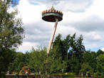 Пагода
А можно осмотреть окрестности с вертящейся вокруг оси карусели, которая медленно поднимается над парком