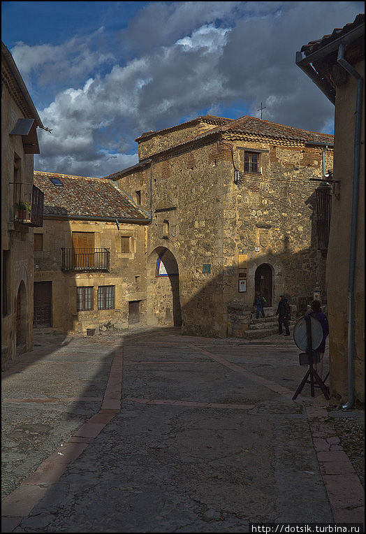 городские ворота и тюрьма (уже изнутри) Педраса, Испания