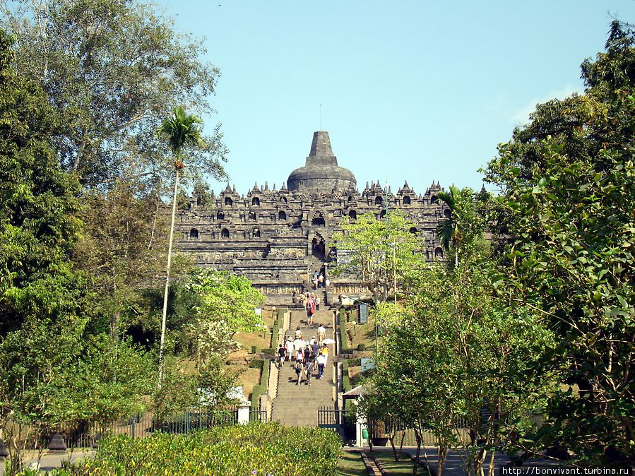 На подступах к храму-ступе Боробудур, Индонезия