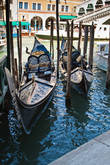 Туристические гондолы, возле моста Риальто (PONTE DI RIALTO), Венеция.