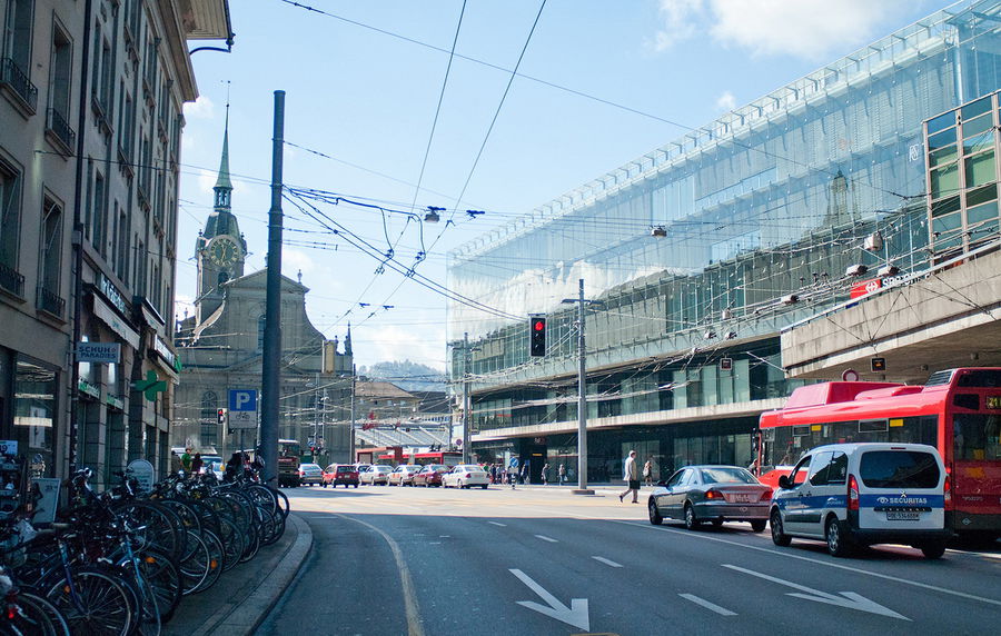Современных зданий в городе очень мало. Так выглядит вокзал. Берн, Швейцария