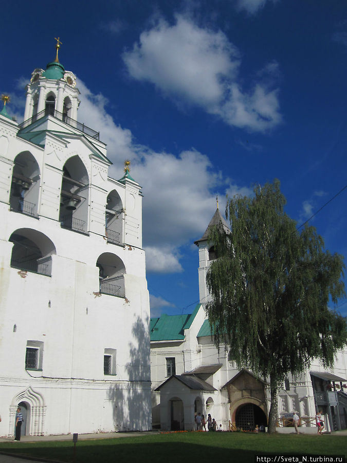 Звонница Спасо-Преображенского монастыря Ярославль, Россия