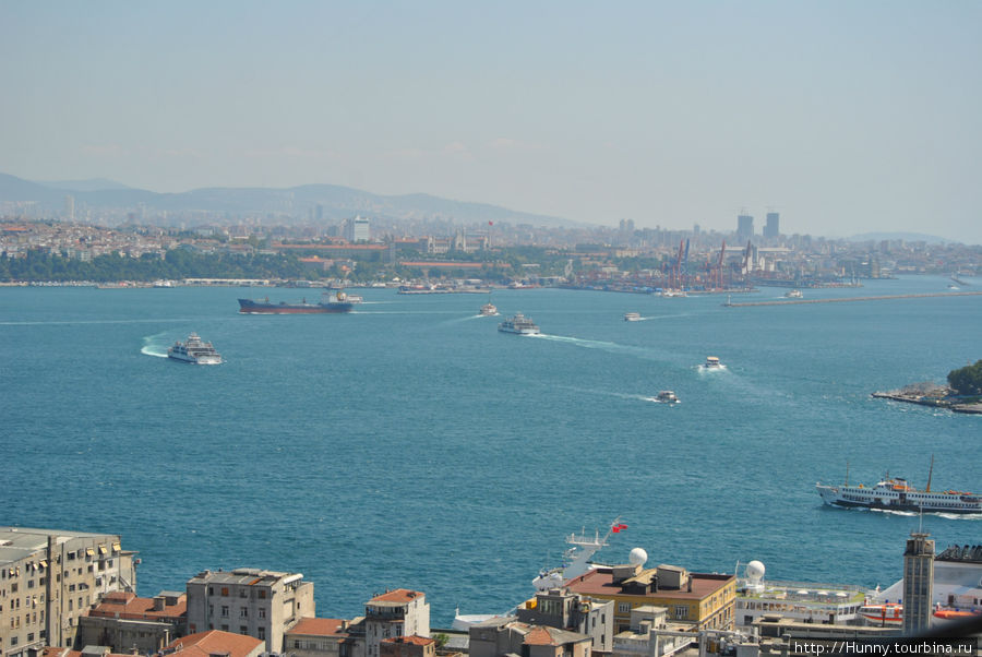 Движение судов на Босфоре такое же активное, как и на автомобильной дороге Стамбул, Турция