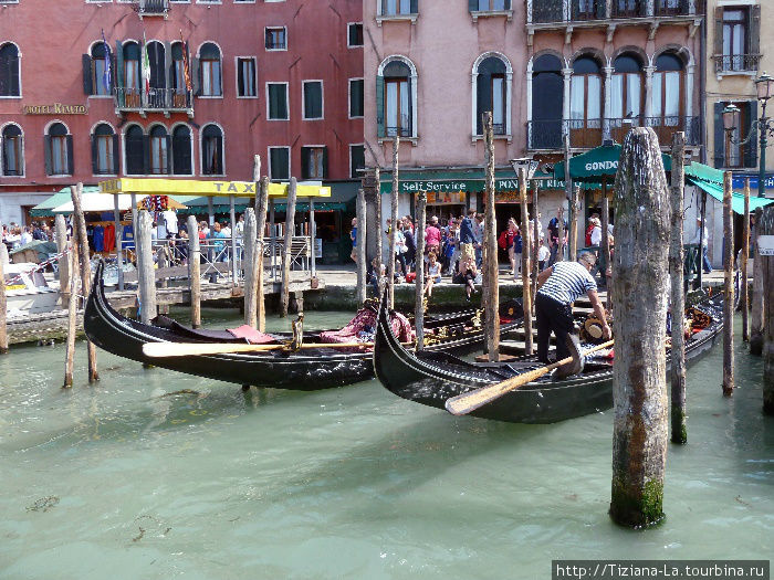 Лодки на приколе Венеция, Италия