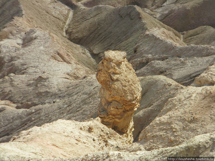 Рельеф необычный, попадаются и соляные столбы Мертвое море, Израиль
