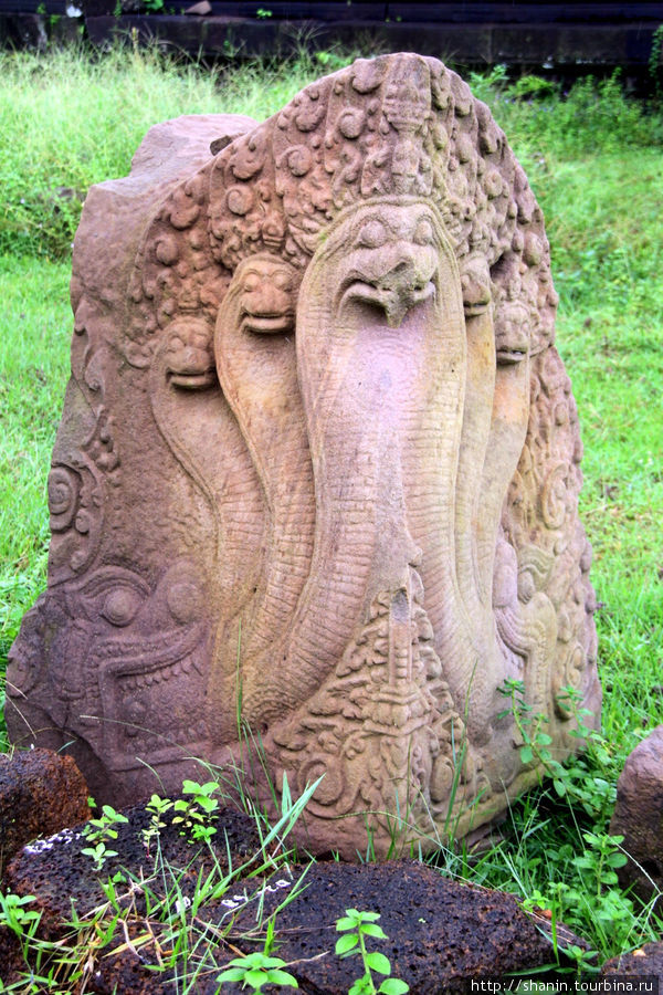Каменный змей нага Тямпасак, Лаос