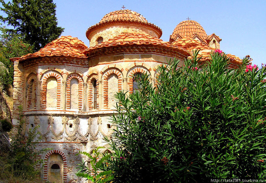 Монастырь Пантанасса в городе-призраке Полуостров Пелопоннес, Греция