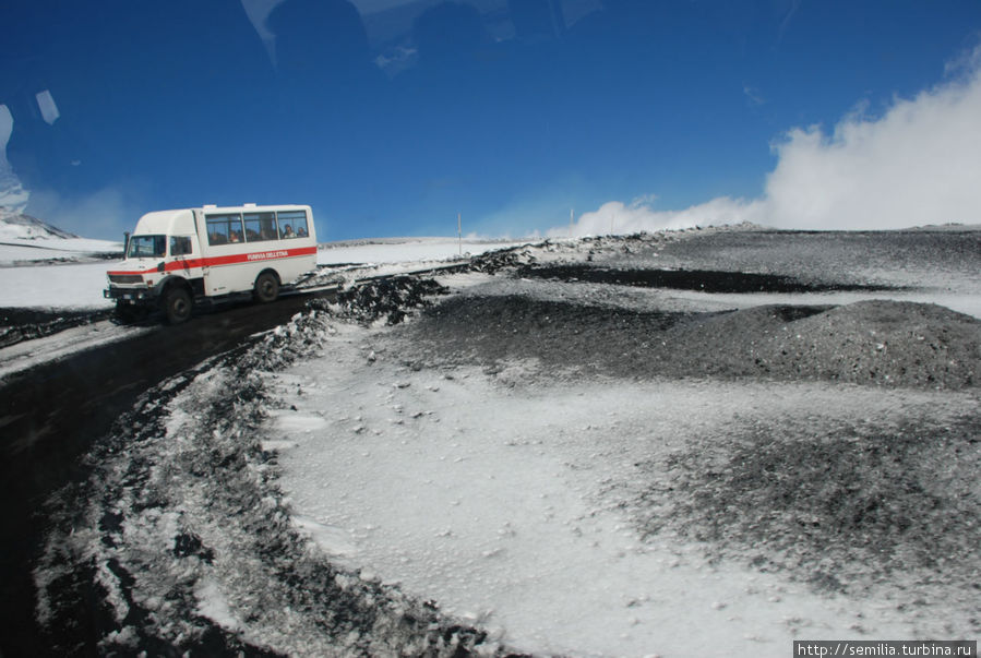 Вот на такой машине Вс доставят до места экскурсии! Вулкан Этна Национальный Парк (3350м), Италия